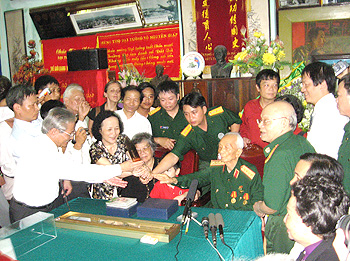 Trao tặng Đại tướng Võ Nguyên Giáp tượng, trống đồng và kiếm lệnh